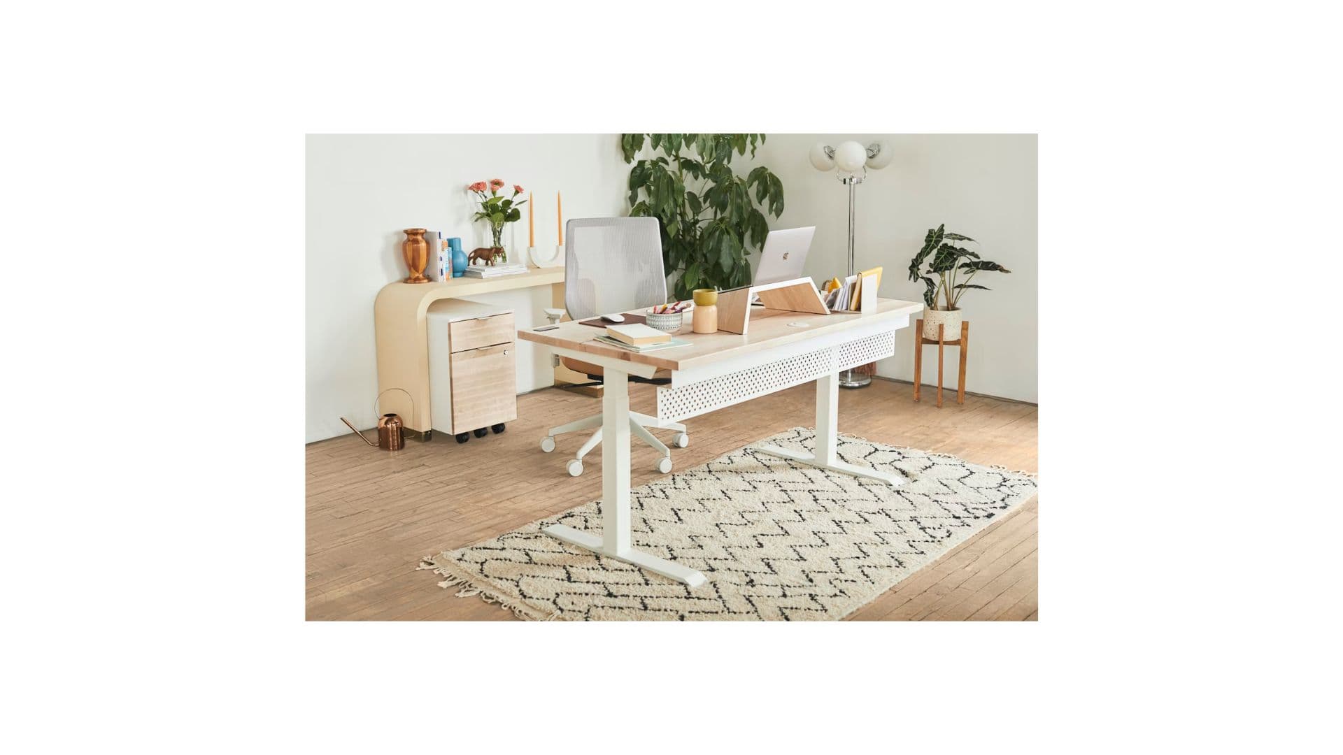 極簡白桌・專注寫作